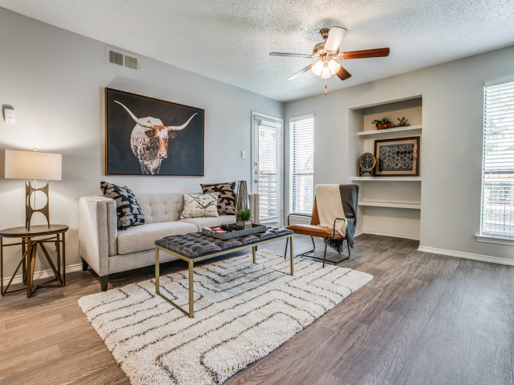 Living room with in wall bookshelf