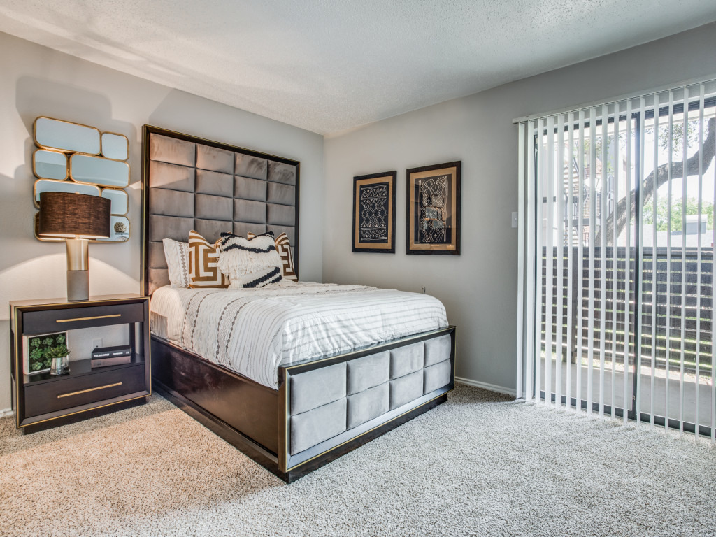 Bedroom with entrance to balcony